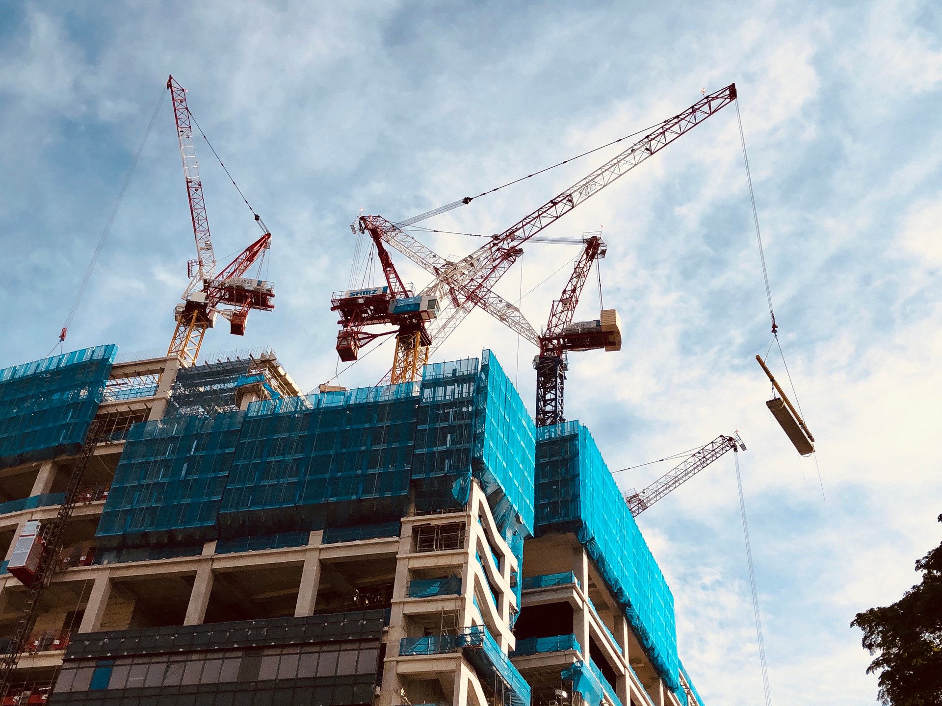Baustelle mit mehrgeschossigem Rohbau und Kränen