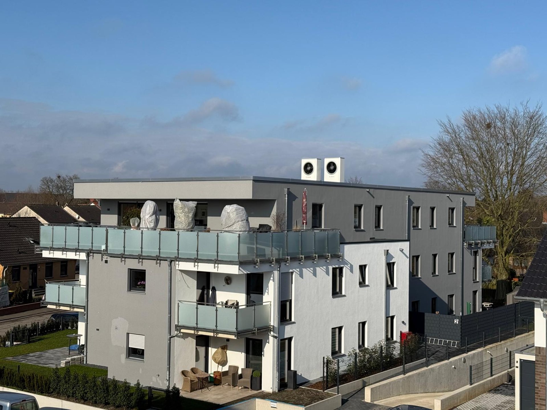 Modernes Mehrfamilienhaus mit Balkonen
