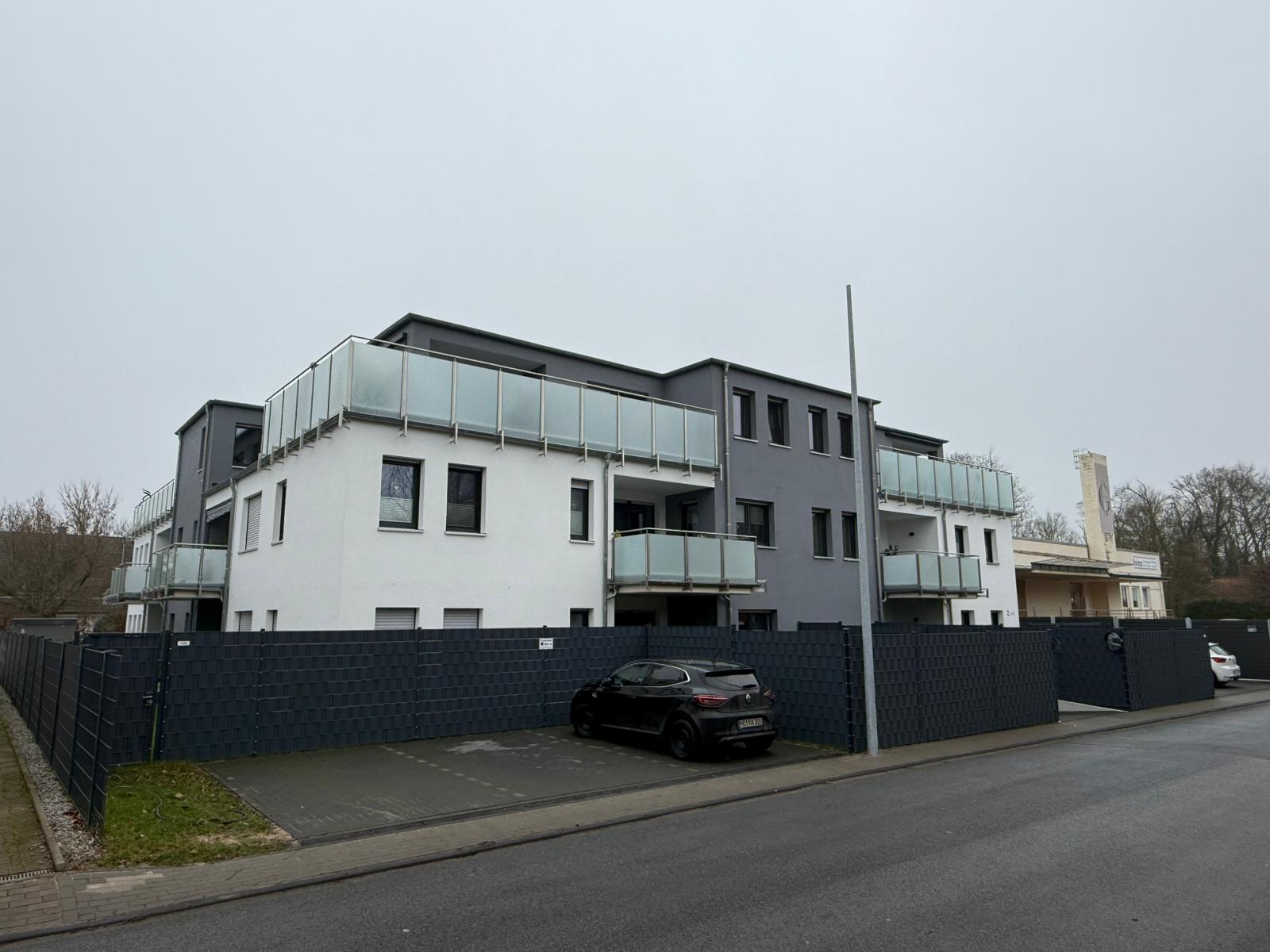 Mehrfamilienhaus an einer Straße
